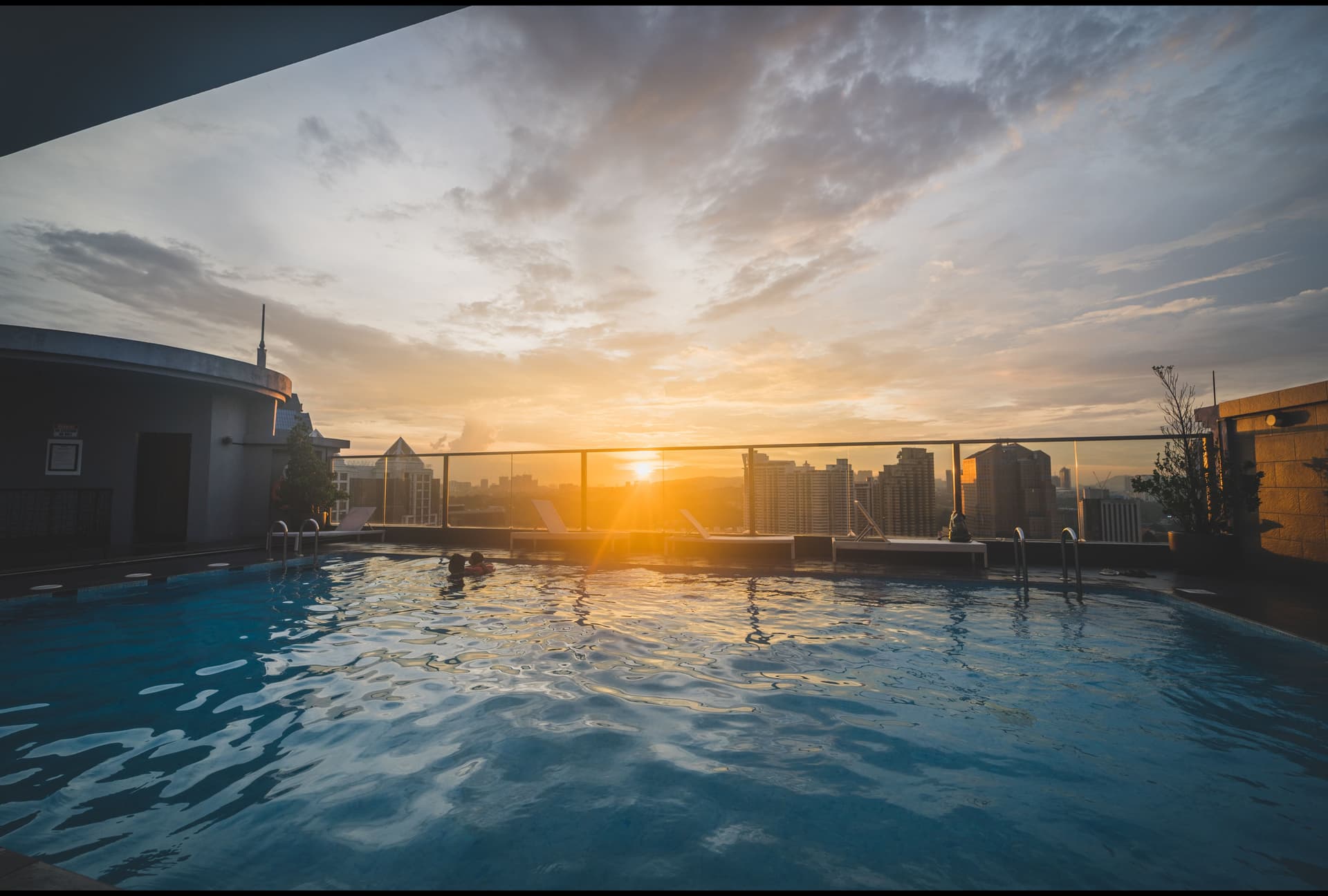 Infinity Pool / Jacuzzi Lounge
